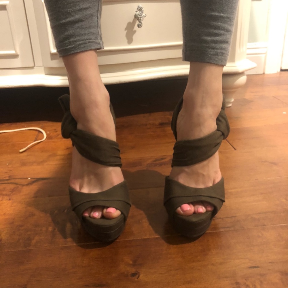 Sexy Jessica Simpson canvas heels in olive
